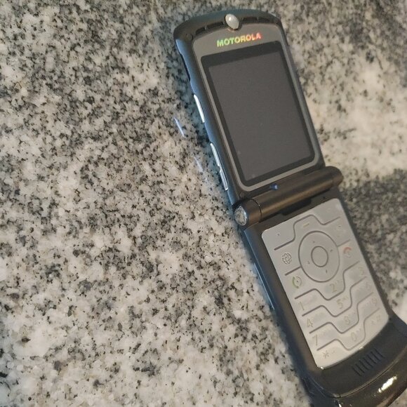 Motorola RAZR V3 2G GSM Unlocked Flip Phone - Picture 3 of 5